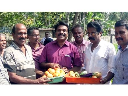 സര്‍വ്വീസില്‍ നിന്നും വിരമിച്ച പോലീസുകാര്‍  ഒത്തുചേര്‍ന്ന് കൃഷിചെയ്തപ്പോള്‍ വിളഞ്ഞത് നൂറ് മേനി