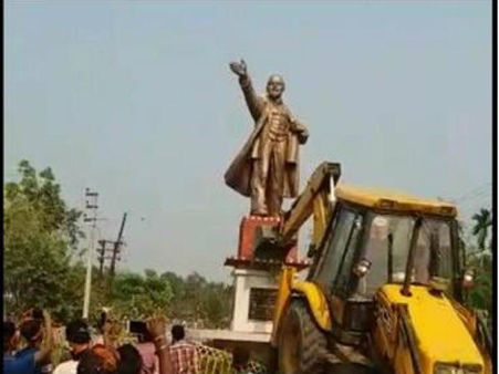 ത്രിപുരയില്‍ ബിജെപി ശുദ്ധികലശം തുടങ്ങി; ലെനിന്‍ പ്രതിമ തകര്‍ത്തു!! സിപിഎമ്മുകാര്‍ ഓടി രക്ഷപ്പെട്ടു