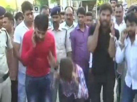 വിദ്യാര്‍ഥിനിയെ ബലാല്‍സംഗം ചെയ്തവര്‍ക്ക് നടുറോഡില്‍ ശിക്ഷ; പരസ്യമായി കല്ലെറിഞ്ഞ് സ്ത്രീകള്‍