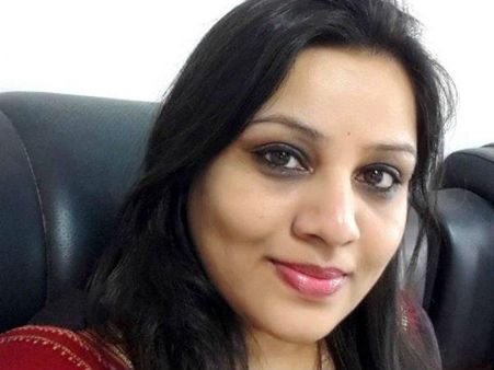 ശശികലയുടെ രഹസ്യം പൊളിച്ച രൂപ; ബിജെപിയെയും ഞെട്ടിച്ചു, കൈയ്യിട്ട് വാരുന്ന ഉദ്യോഗസ്ഥര്‍ക്ക് മാതൃക