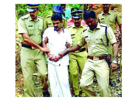 അച്ഛന്റെ കൈപിടിച്ചുവേണം കല്യാണത്തിന് വീട്ടില്‍നിന്നിറങ്ങാനെന്ന് അച്ഛന്‍ കൊലപ്പെടുത്തിയ ആതിര പറഞ്ഞിരുന്നതായി മാതാവ്