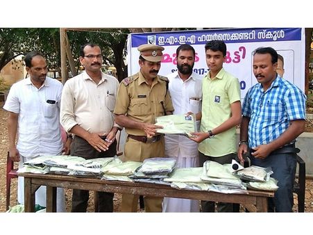 സ്കൂളിലെ അവസാനദിനം യൂണിഫോമുകള്‍ അഭയാര്‍ത്ഥികള്‍ക്ക് ദാനം നല്‍കി വിദ്യാര്‍ഥികളുടെ മാതൃക