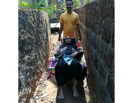 കെട്ടിപ്പൊക്കിയ മതിലുകൾ നടന്ന് പോകാൻ ഇടമില്ലാതെ ദുരിതം പേറുകയാണ് ഇവിടെ കുറേ ജീവിതങ്ങൾ