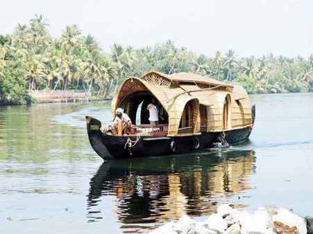 ആലപ്പുഴയിൽ ഹൗസ് ബോട്ട് അപകടങ്ങള്‍ തുടര്‍ക്കഥയാവുന്നു, അഞ്ചുവയസുകാരന്‍ കായലില്‍ വീണു മരിച്ചു