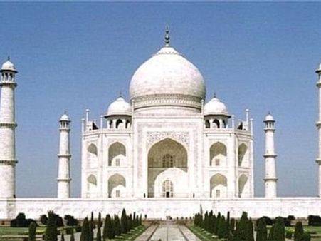 താജ്മഹലിന്റെ മിനാരം തകര്‍ന്നുവീണു; ശക്തമായ കാറ്റും മഴയും, നിരവധി മരണം