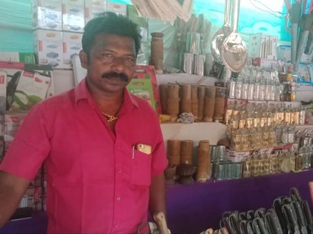 കത്തി വില്പനക്കാരന് സ്ത്രീശക്തിയുടെ കടാക്ഷം; ലഭിച്ചത് 60 ലക്ഷം!!