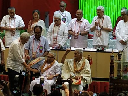 ഹൈദരാബാദ്; സിപിഎം സ്ഥാപകനേതാക്കളായ 32 പേരില്‍ ജീവിച്ചിരിക്കുന്ന വിഎസിനും ശങ്കരയ്യക്കും ആദരം