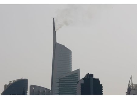 ദുബൈയിലെ 68 നില കെട്ടിടത്തിന്റെ മുകള്‍ നിലയില്‍ തീ; 20 മിനുട്ടിനകം തീയണച്ച് സിവില്‍ ഡിഫന്‍സ്