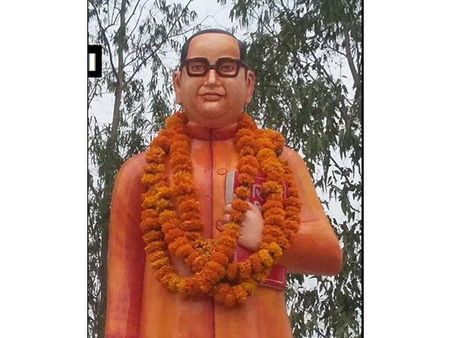 അംബേദ്കറിനേയും വെറുതേ വിടാതെ യോഗി സര്‍ക്കാര്‍! തകര്‍ത്ത പ്രതിമ പുനസ്ഥാപിച്ചപ്പോള്‍ വസ്ത്രം കാവിയായി!