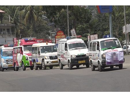 കാശ്മീരി പെൺകുട്ടിയുടെ നീതി ആവശ്യം; ആംബുലന്‍സ് നിരത്തിലിറക്കി പ്രതിഷേധം...