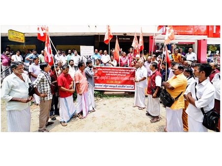 വയനാട് ജില്ലാ ലോട്ടറി ഓഫീസിലേക്ക് സിഐടിയു മാര്‍ച്ച് നടത്തി