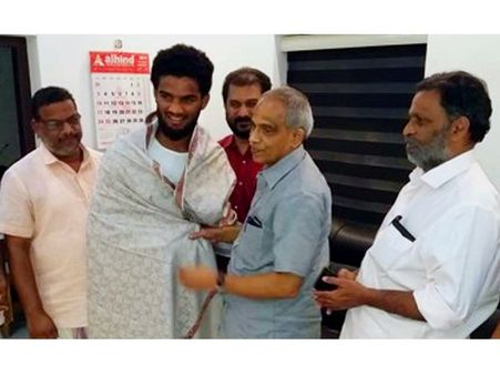 കേരളത്തിന്റെ അഭിമാനമുയര്‍ത്തിയ മലപ്പുറത്തെ സന്തോഷ് ട്രോഫി താരങ്ങളെ സിപിഎം നേതാക്കള്‍ അഭിനന്ദിച്ചു