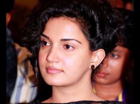 ''അവളും അവളുടെ പ്രിയപ്പെട്ടവരും തിരികെ പോകട്ടെ'', തുറന്നടിച്ച് നടി ഹണി റോസ്