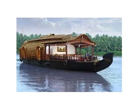 വിനോദയാത്രയ്ക്കിറങ്ങിയ ഹൗസ്‌ബോട്ട് പുഴയില്‍ കുരുങ്ങി ആടിയുലഞ്ഞു; ഫയര്‍ഫോഴ്‌സെത്തി രക്ഷിച്ചു