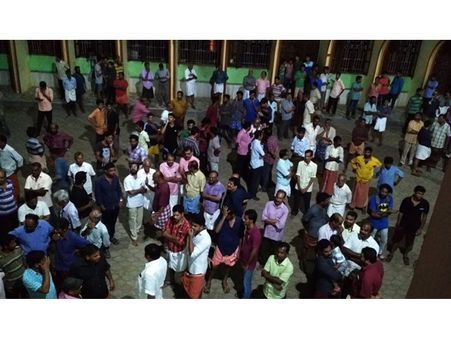 തൃശൂര്‍: വൈദികനെ വിശ്വാസികള്‍ തടഞ്ഞുവച്ചു