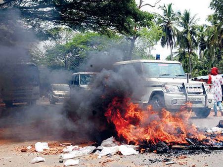 മലപ്പുറത്ത് വന്‍ പോലീസ് പട; സര്‍വ്വെക്കിടെ വീണ്ടും സംഘര്‍ഷം, മതില്‍ചാടി ഉദ്യോഗസ്ഥര്‍!!