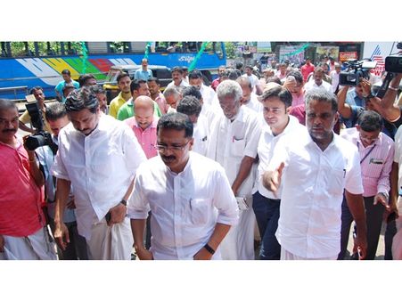 ഹര്‍ത്താലിന്റെ മറവില്‍ തകര്‍ത്ത ഹൈന്ദവ സഹോദരങ്ങളുടെ കടകള്‍ പൂര്‍വ സ്ഥിതിയിലാക്കാന്‍ മന്ത്രി ജലീലിന്റെ നേതൃത്വത്തില്‍ പണപ്പിരിവ്