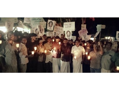 ആക്രമിക്കപ്പെട്ട കശ്മീരി പെൺകുട്ടി ഞങ്ങളുടെ സഹോദരി,നിനക്ക് നീതിക്ക് വേണ്ടി എന്ന മുദ്രാവാക്യമുയർത്തി പ്രതിഷേധജ്വാല