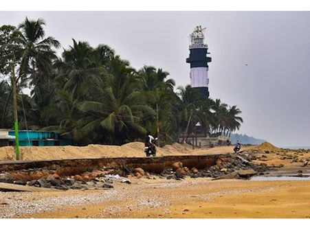ഓഖി തിരമാലകളിലും കടലേറ്റത്തിലും തകര്‍ന്ന കടല്‍ ഭിത്തിക്കായി കണ്ണും നട്ട് കടലോരവാസികള്‍