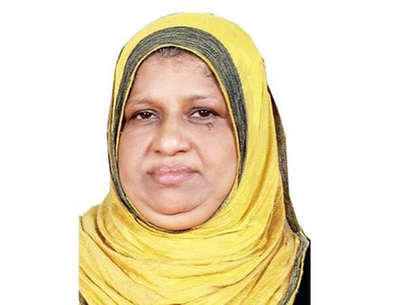 ബൈക്കില്‍ സഞ്ചരിക്കവെ ബസിനു മുകളില്‍ വസ്ത്രം കുടുങ്ങി വീണ വീട്ടമ്മ മരിച്ചു