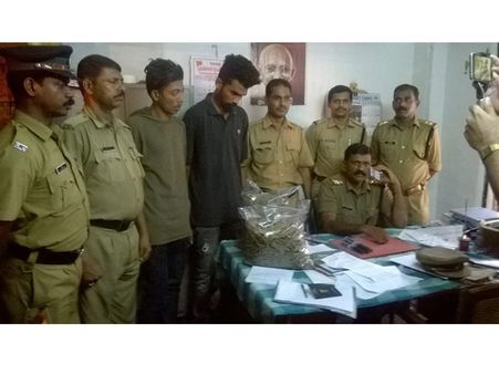 നാലരക്കിലോ കഞ്ചാവും 120 ഗ്രാം ഹാഷിഷുമായി രണ്ട് യുവാക്കൾ അമരവിള ചെക്പോസ്റ്റിൽ പിടിയിൽ