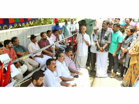 മാധ്യമ മേഖലയിലെ തൊഴില്‍ പ്രശ്നങ്ങള്‍ കേരളത്തിന് അപമാനം, തൊഴിൽ നിയമങ്ങള്‍ പാലിക്കുന്നില്ല- എളമരം കരീം