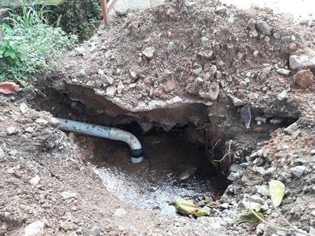 മൂവാറ്റുപുഴയ്ക്ക് സമീപം കുടിവെള്ള പൈപ്പ് പൊട്ടി ലക്ഷക്കണക്കിന് ലിറ്റര്‍ വെള്ളം പാഴാകുന്നു