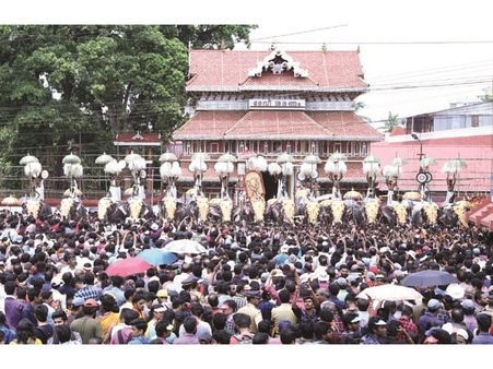 ഇടമുറിയാതെ പെയ്‌തിറങ്ങിയ മേളവര്‍ഷത്തില്‍ അലിഞ്ഞ്‌ ജനം... മേളഗോപുരം തീര്‍ത്ത്‌ ഇലഞ്ഞിത്തറമേളം