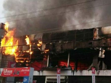 മലപ്പുറത്ത് വന്‍ തീപിടുത്തം; 18 വാഹനങ്ങള്‍ കത്തിനശിച്ചു, 20 എണ്ണം ഭാഗികമായും, ദുരന്തം ഇങ്ങനെ