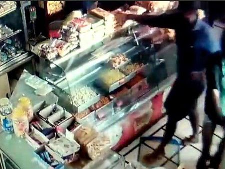 ഐസ്ക്രീമും പലഹാരങ്ങളും കൊള്ളയടിക്കുന്ന യുവാക്കൾ! താനൂരിലെ കലാപത്തിൽ ബേക്കറി കൊള്ളയടിക്കുന്ന വീഡിയോ