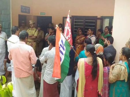 ടാപ്പിംഗ് മരങ്ങളുടെ എണ്ണം കൂട്ടി ; പേരാമ്പ്ര എസ്‌റ്റേറ്റില്‍ തൊഴിലാളി സമരം