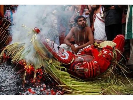 പൊട്ടനല്ല പൊട്ടൻ തെയ്യം... എന്താണീ പൊട്ടൻ തെയ്യം? ആരാണ് പൊട്ടൻ തെയ്യം കെട്ടുന്നത്? വിഷ്ണു എഴുതുന്നു!
