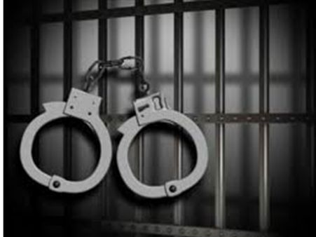 ആഭരണം പൂജിച്ചാൽ ഐശ്വര്യം വരും, ഭക്തകളെ കബളിപ്പിച്ച് സ്വർണവും പണവും അടിച്ചുമാറ്റും, പൂജാരിയും യുവതിയും അറസ്റ്റിൽ