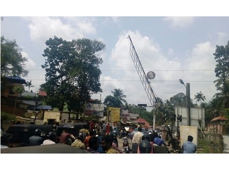 ലോറി തട്ടി ബാലരാമപുരം റെയിൽവേ ഗേറ്റ് തകർന്നു; വാഹന നിയന്ത്രണം