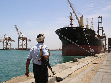 സൗദി എണ്ണക്കപ്പലിനെതിരേ ഹൂതി വിമതരുടെ ആക്രമണം; കപ്പല്‍ രക്ഷപ്പെടുത്തിയതായി സഖ്യസേന