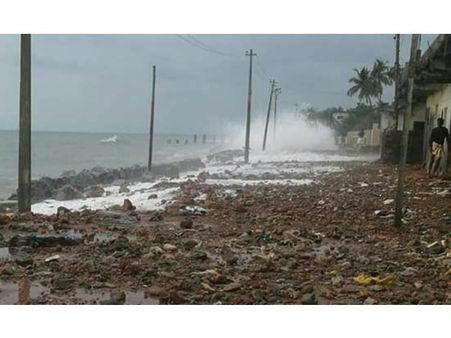 കടൽക്ഷോഭം: കടലിൽ കാറ്റിൽപ്പെട്ട് ഫൈബർ വള്ളം തകർന്നു; മത്സ്യത്തൊഴിലാളികളെ രക്ഷപ്പെടുത്തി