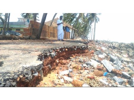 വടകരയിൽ കടലാക്രമണത്തിന് ശമനമായില്ല- നാലു വീടുകൾ ഭീഷണിയിൽ-വീട്ട് മതിൽ തകർന്നു