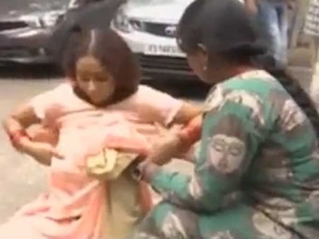 യുവനടി പരസ്യമായി വസ്ത്രമഴിച്ചു; വ്യത്യസ്തമായ പ്രതിഷേധം, താരസംഘടനകളുടെ ഓഫീസിന് മുമ്പില്‍