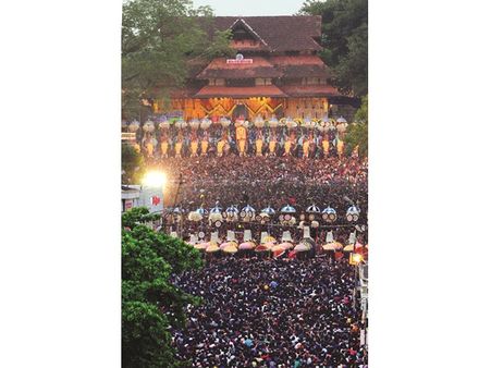 പൂരം പുരുഷാരമായി, പുരുഷാരം പൂരമായി; ആഘോഷ ചടങ്ങുകള്‍ക്ക്‌ ശ്രുതിഭംഗി ചോരാത്ത സായൂജ്യം...