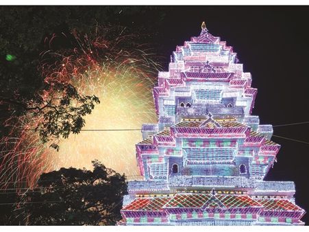 വർണ നീരാട്ടിൽ തൃശൂർ.. സാമ്പിൾ വെടിക്കെട്ട് കസറി.. തേക്കിന്‍ കാടിന് ആകാശപ്പൂരം