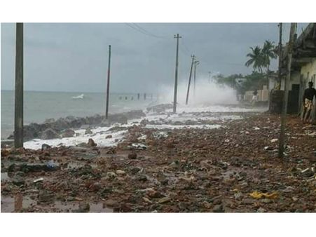 താലൂക്കിന്റെ തീരദേശം വീണ്ടും ആശങ്കയുടെ നിഴലിൽ അഴിയൂർ മേഖലയിൽ കടലാക്രമണം രൂക്ഷം തീരദേശ റോഡിന് ഭീഷണിയാകുന്നു