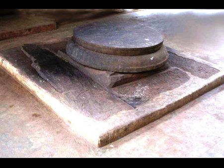 ക്ഷേത്രത്തിലെ ബലിക്കല്ലില്‍ സ്പര്‍ശിക്കുന്നത് ദോഷമാണോ? എന്താണ് ബലിക്കല്ലുകളുടെ പ്രത്യേകത?