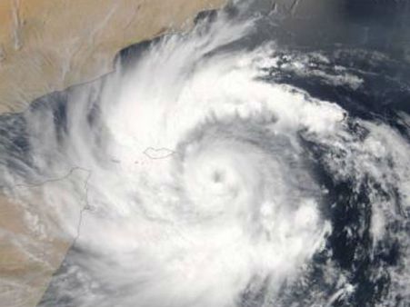 ഒമാനില്‍ ശക്തമായ ചുഴലിക്കാറ്റ്; രണ്ടു മരണം, പുറത്തിറങ്ങരുതെന്ന് നിര്‍ദേശം!! ഇന്ത്യക്കാരെ കാണാതായി