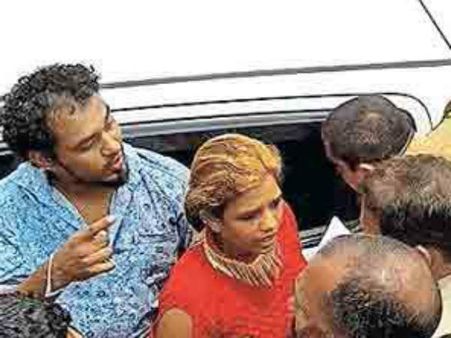 കാര്‍ വട്ടമിട്ട് ചാടിയിറങ്ങി യുവഗായിക; കെഎസ്ആര്‍ടിസി ഡ്രൈവറെ തല്ലിച്ചതച്ചു!! ഹൈവേയില്‍ നടന്നത്...