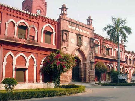 ജിന്ന വിവാദം..... അലിഖഡില്‍ സംഘര്‍ഷം, വിദ്യാര്‍ത്ഥികള്‍ ക്ലാസ് ബഹിഷ്‌കരിച്ചു, ഇന്റര്‍നെറ്റ് നിരോധനം!