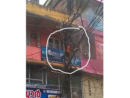 ആറ്റിങ്ങലിൽ ഇലക്ട്രിക് പോസ്റ്റ് പൊട്ടിത്തെറിച്ചു ദുരന്തം ഒഴിവായി