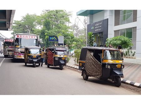 കളമശേരി ടൗൺ മെട്രോ സ്റ്റേഷന് മുന്നിൽ അനധികൃത ഓട്ടോസ്റ്റാൻഡ്