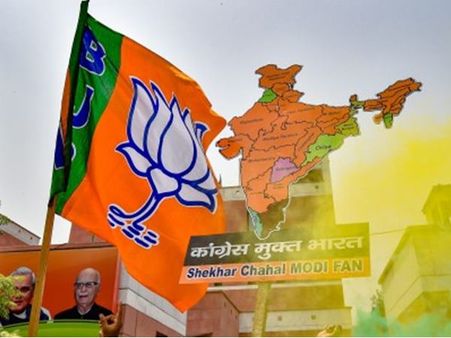 കർണാടകയിൽ ബിജെപിയുടെ നമ്പർ 105 ആയി.. ഒരു എംഎൽഎ യെദ്യൂരപ്പയുടെ വീട്ടിലെത്തി പിന്തുണ അറിയിച്ചു..