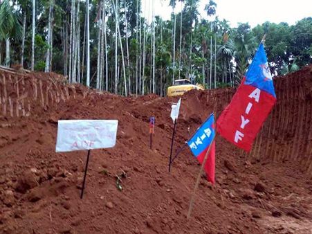 കളിമണ്ണ് ഖനനം നടക്കുന്ന സ്ഥലത്ത് കൊടിനാട്ടി എഐവൈഎഫ്