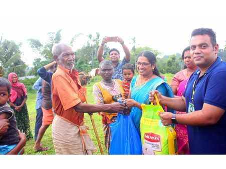 വയനാട്ടിലെ ആദിവാസി ഊരില്‍ 'കൊച്ചിന്‍ ഫുഡിസ്' പഠനസാമഗ്രികളും ഭക്ഷണസാധനങ്ങളും വിതരണം ചെയ്തു